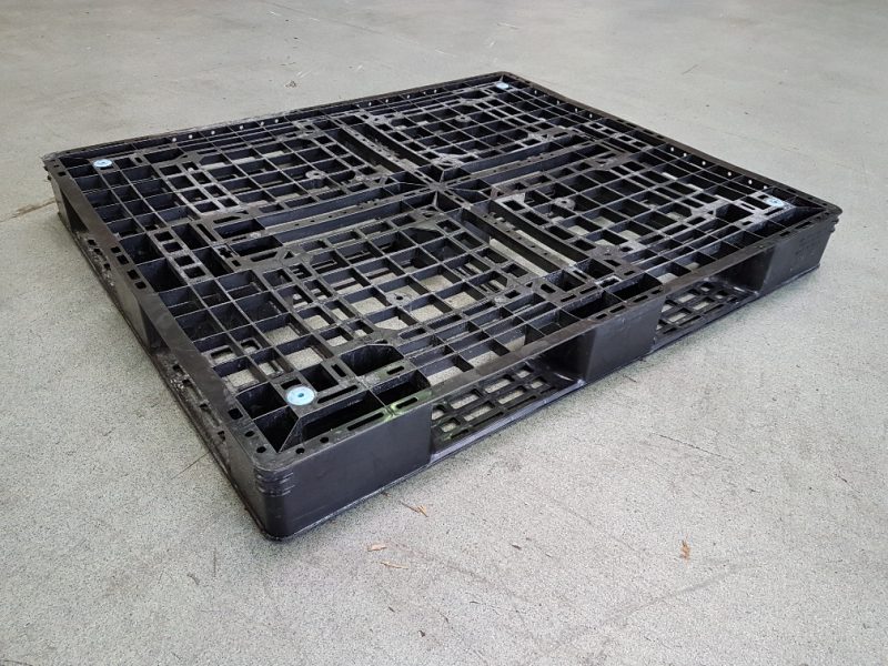 Gebruikte plastic pallets 1100x1100 mm omlopend