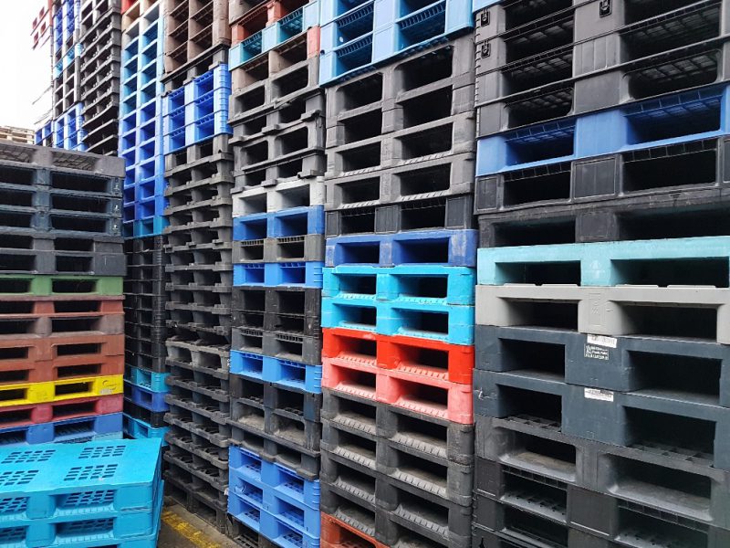 Gebruikte 1200x1000 zware plastic pallets bonte mix